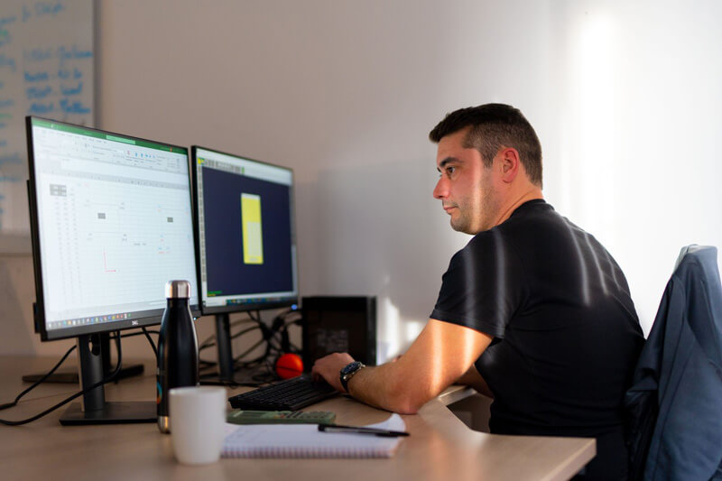 Expert NUMTECH analysant des données d’odeurs